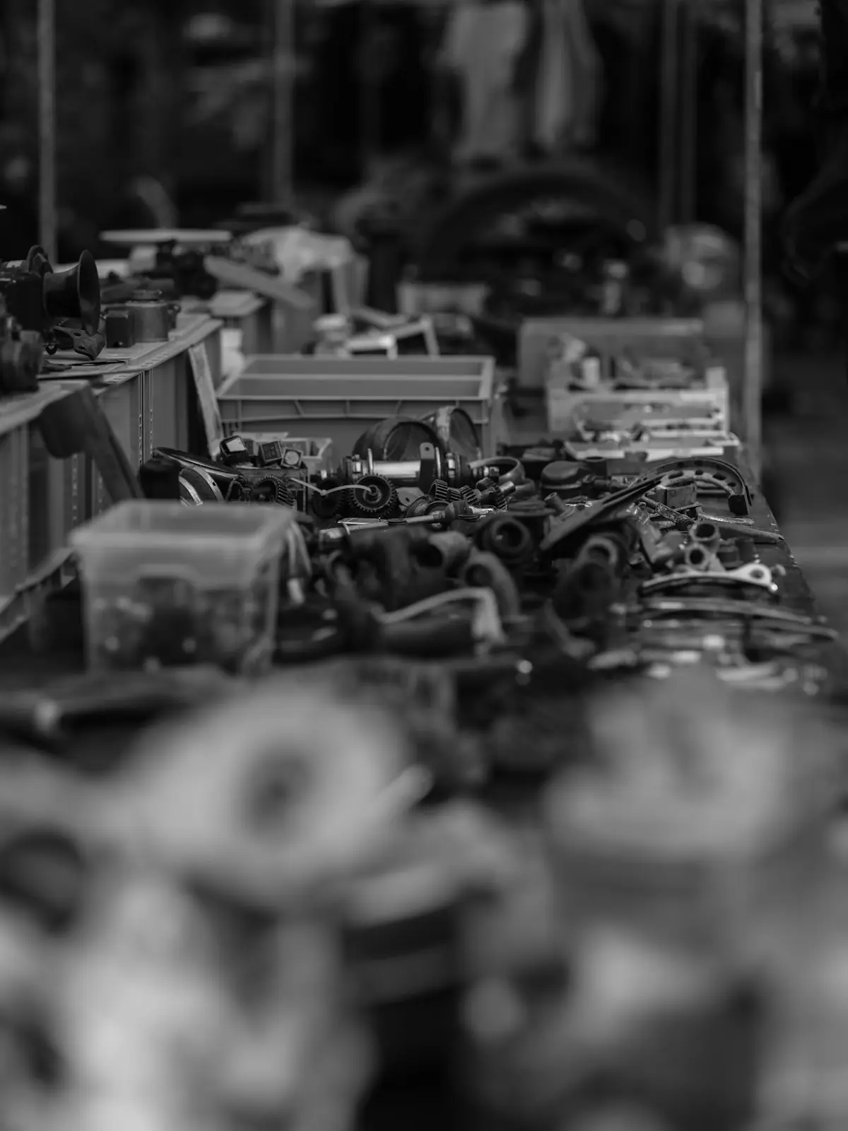 Schwarz-weiß-Foto eines Tisches mit verschiedenen Metallteilen