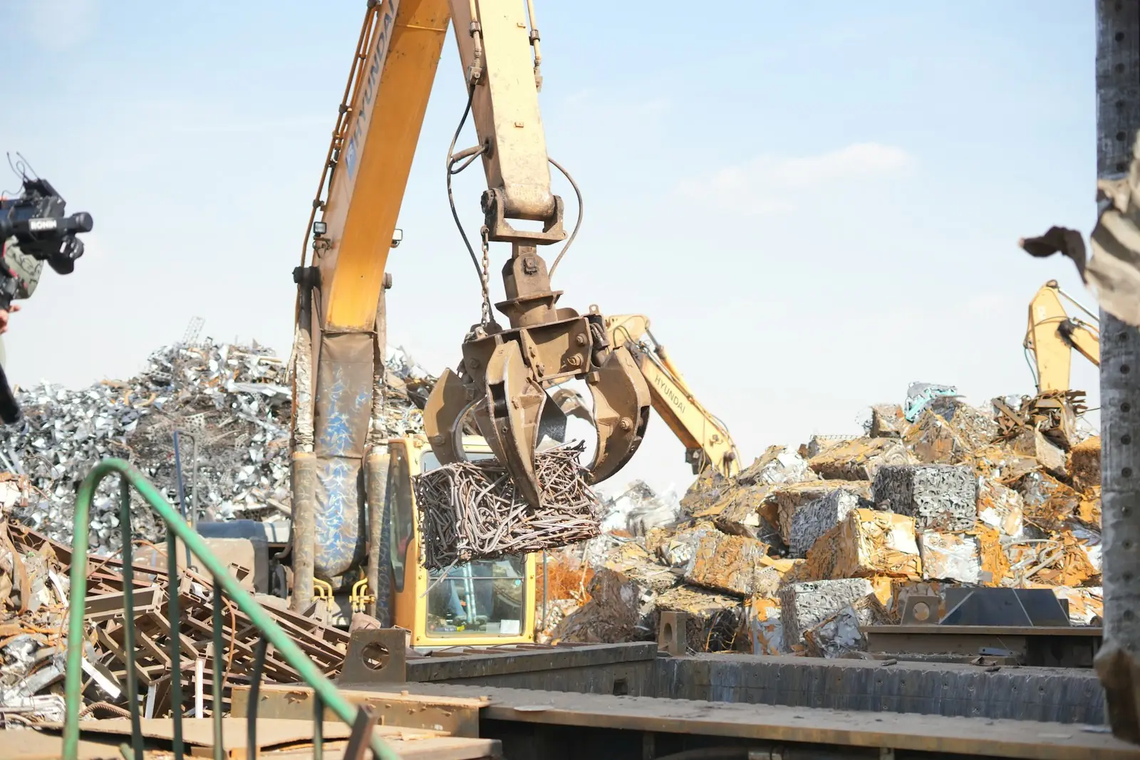 Bagger mit Greifer auf einem Schrottplatz